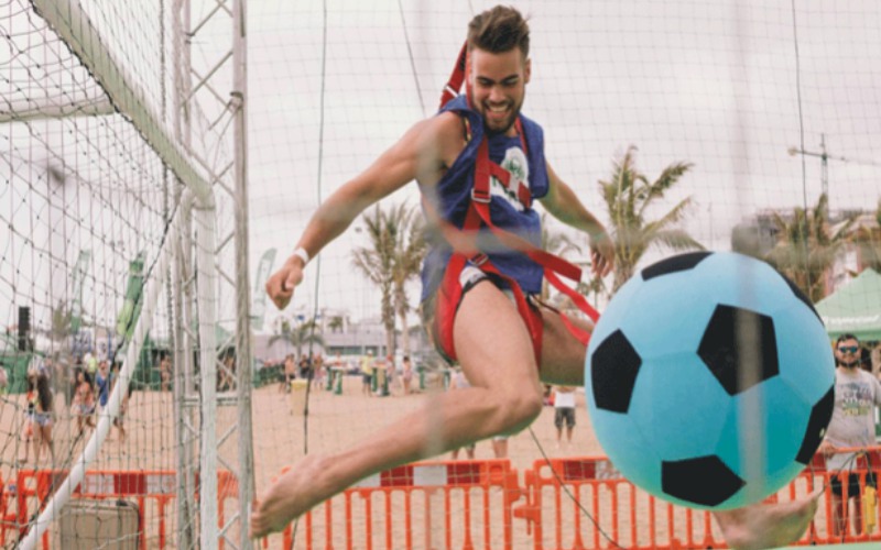 jugador de futbol aereo