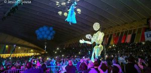 marioneta gigante y chica acrobata