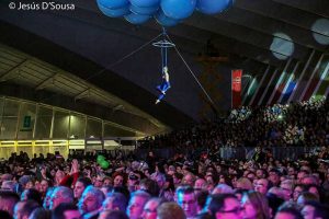 multitud de personas y un aereo