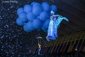 acrobatas con globos de elio
