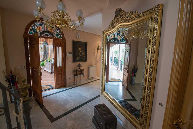 entrada de casa con espejo