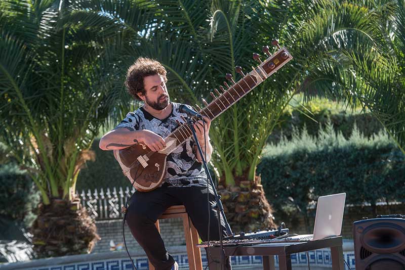 tocando una guitarra muy especial