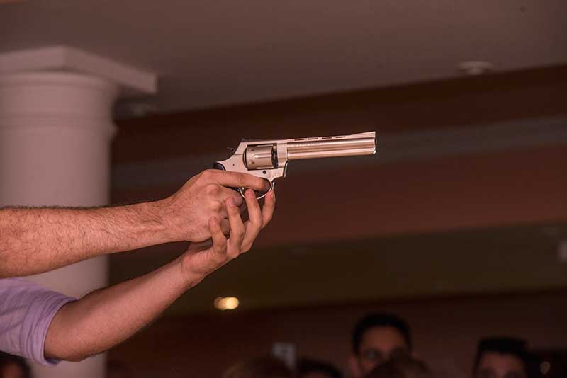 apuntando con la pistola