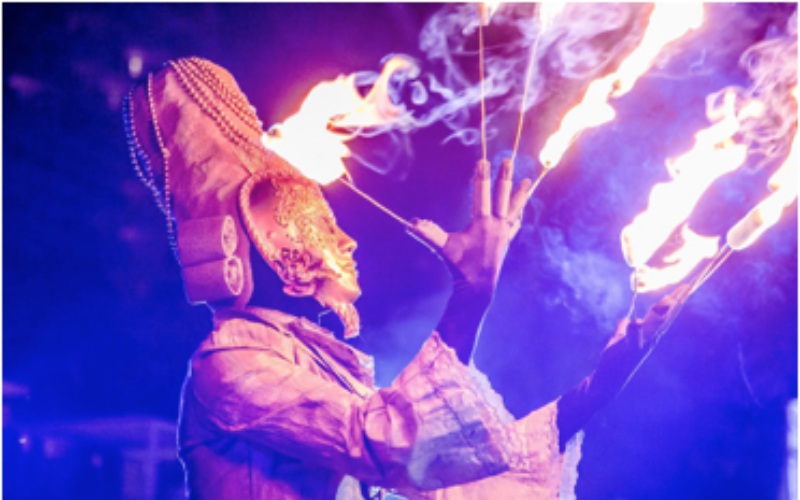 Performance con fuego en las uñas