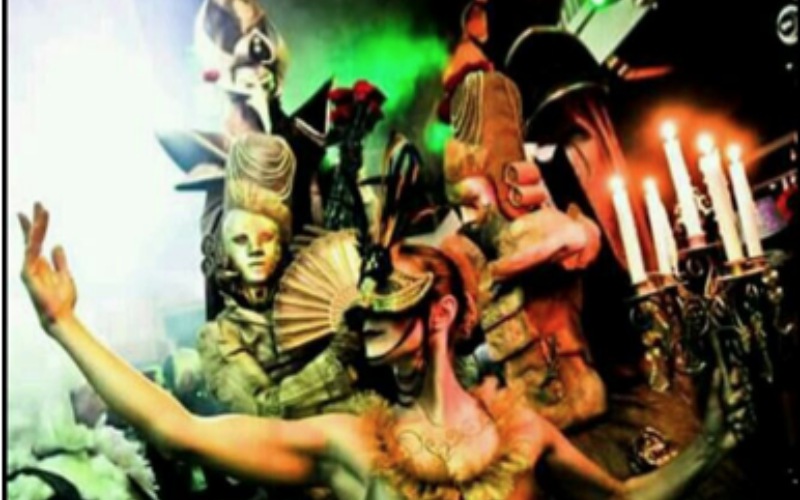 performances con mascaras venecianas