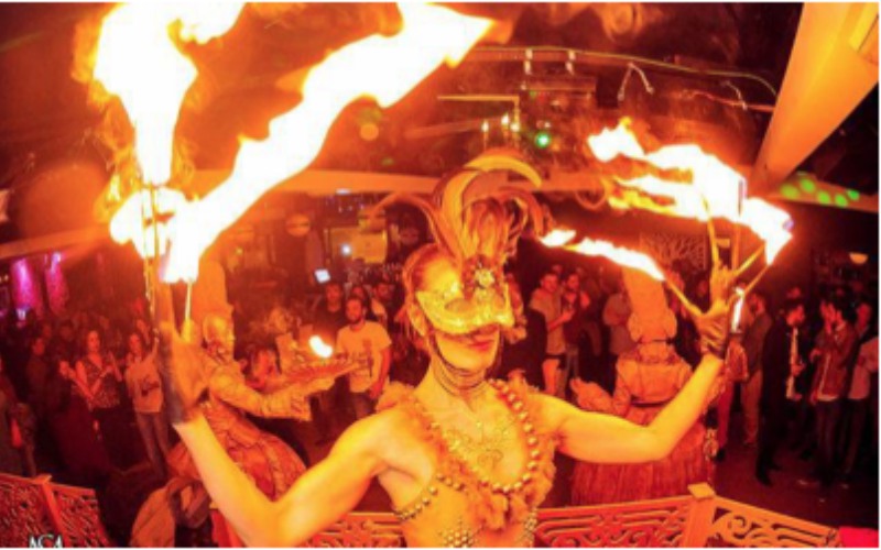 performance con fuego en las uñas