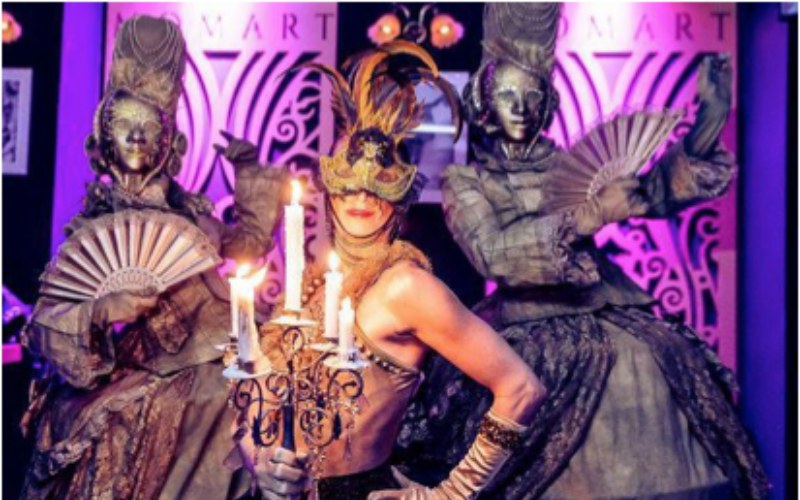 performances con velas y mascaras venecianas