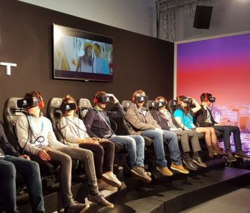grupo de personas con gafas de realidad virtual