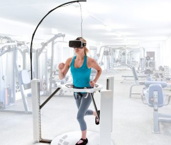 chica caminando en plataforma virtual