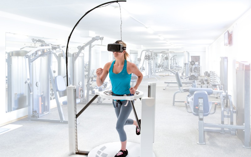 chica caminando en plataforma virtual