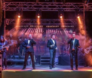 Trio vocal en el escenario