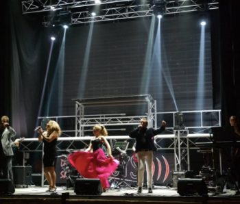 Grupo completo en el escenario