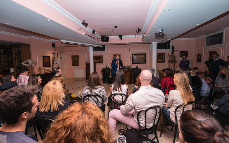 reunion de participantes y un maestro de ceremonias