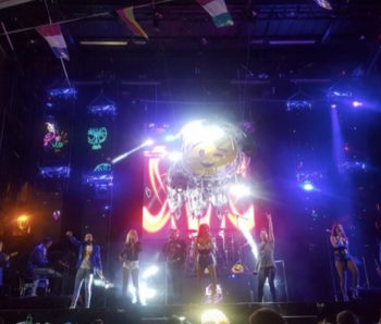 Orquesta completa sobre el escenario