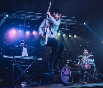 Guitarrista saltando