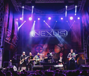 Orquesta completa actuando en el escenario