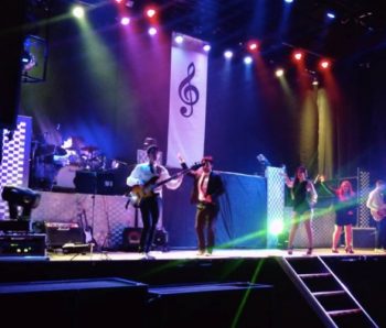 Orquesta completa sobre el escenario