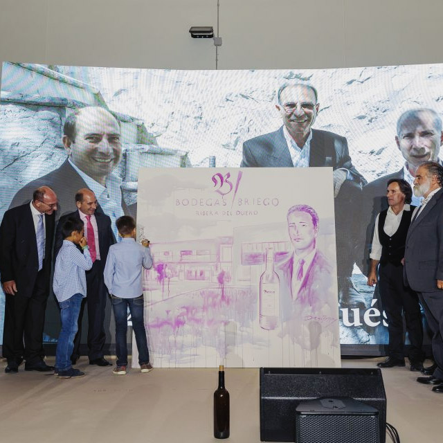 Una obra de arte hecha de vino para las Bodegas Briego