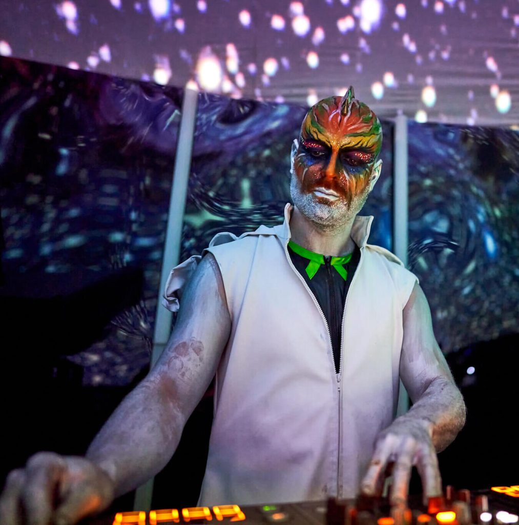 Info sobre nuestra dj multifacética y amante de la buena música Dj Aleea. Contrátala y no te arrepentirás.