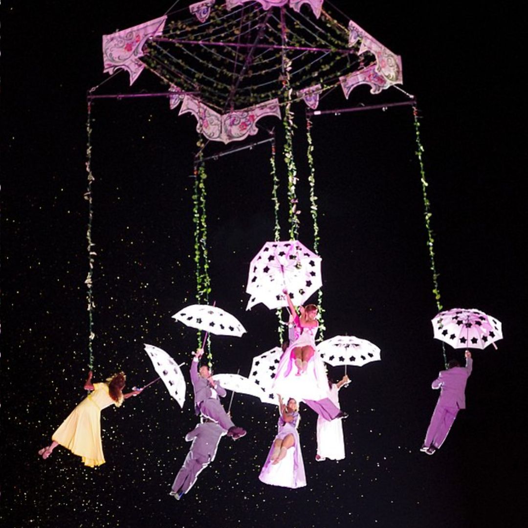 Encendido de luces con un gran show aéreo internacional